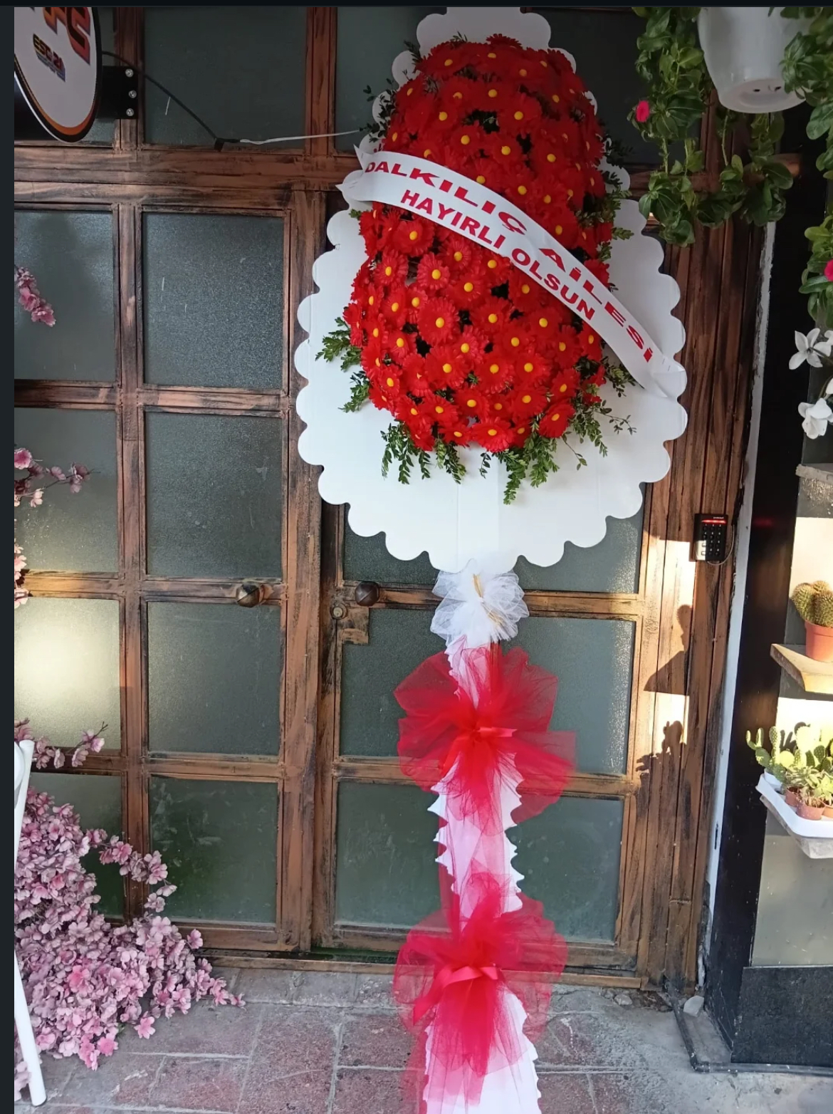 Kırmızı açılış çelengi