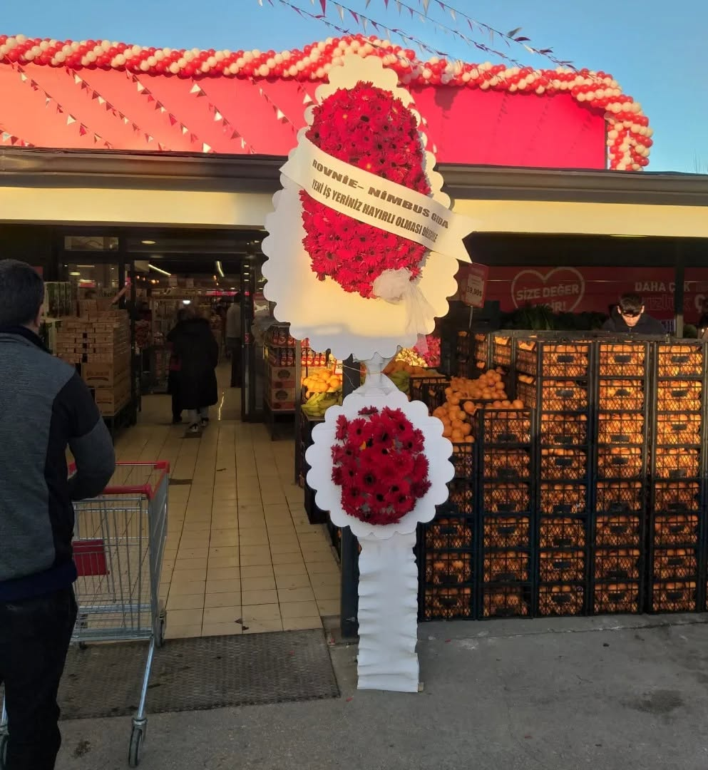 Kırmızı çift katlı market açılış çelengi